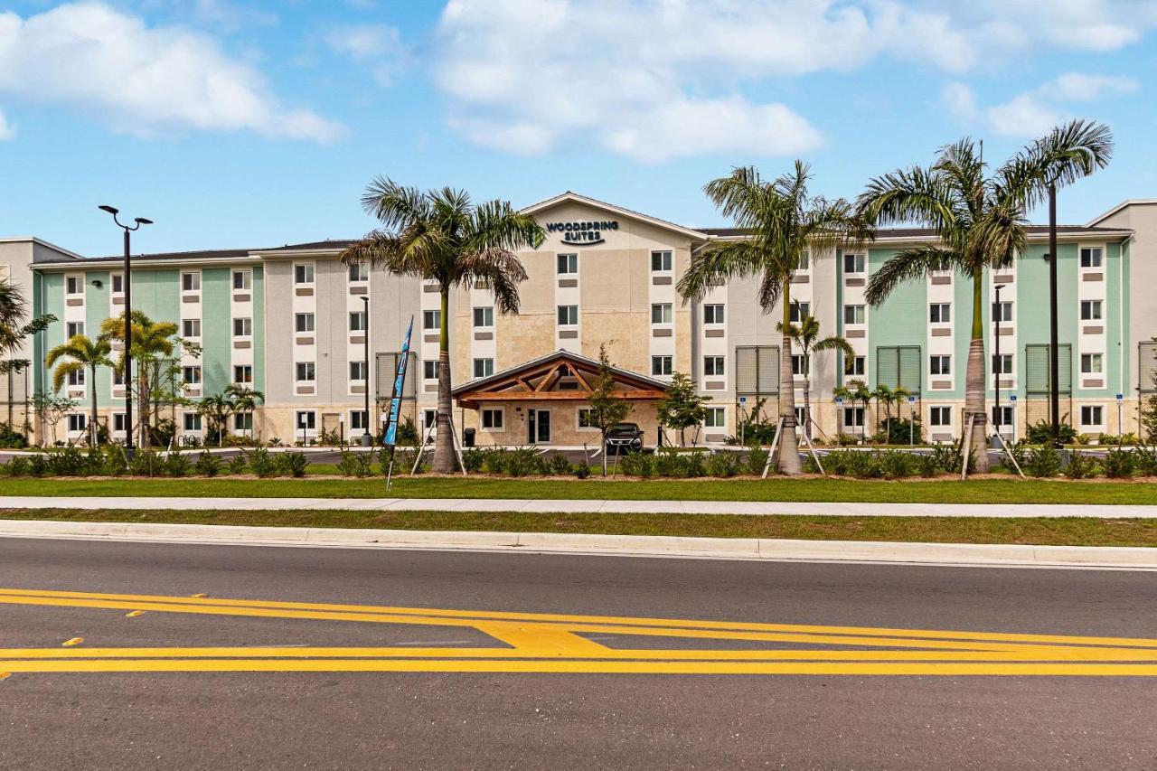 Woodspring Suites Naples Golden Gate Exterior photo