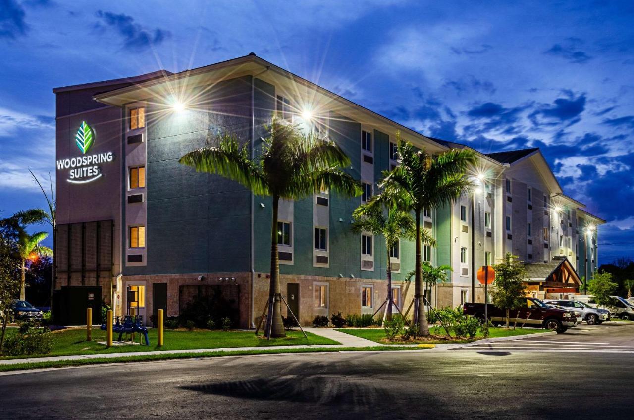 Woodspring Suites Naples Golden Gate Exterior photo