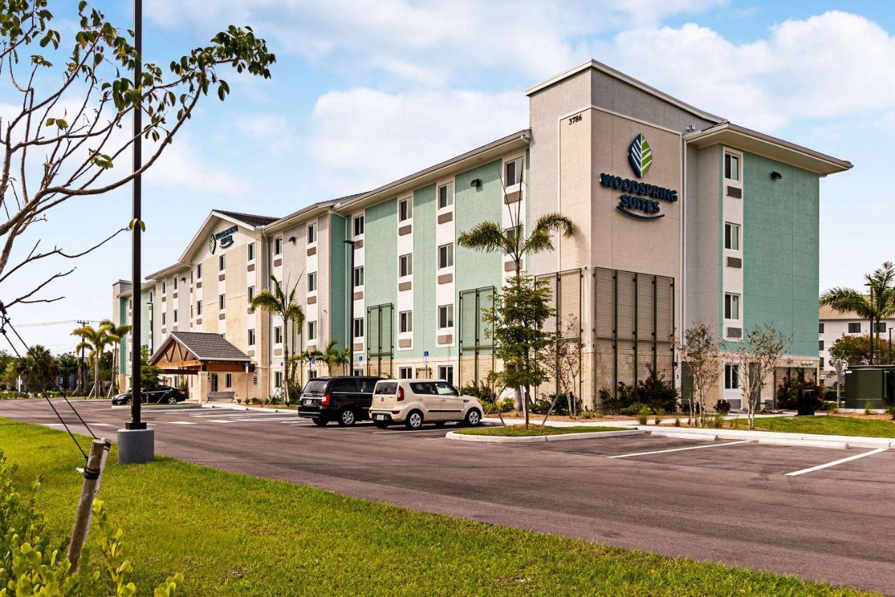Woodspring Suites Naples Golden Gate Exterior photo