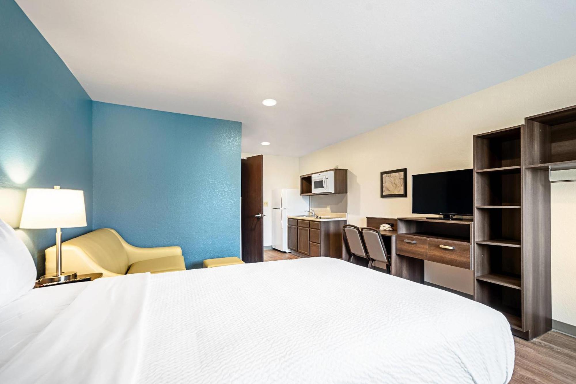 Woodspring Suites Naples Golden Gate Exterior photo
