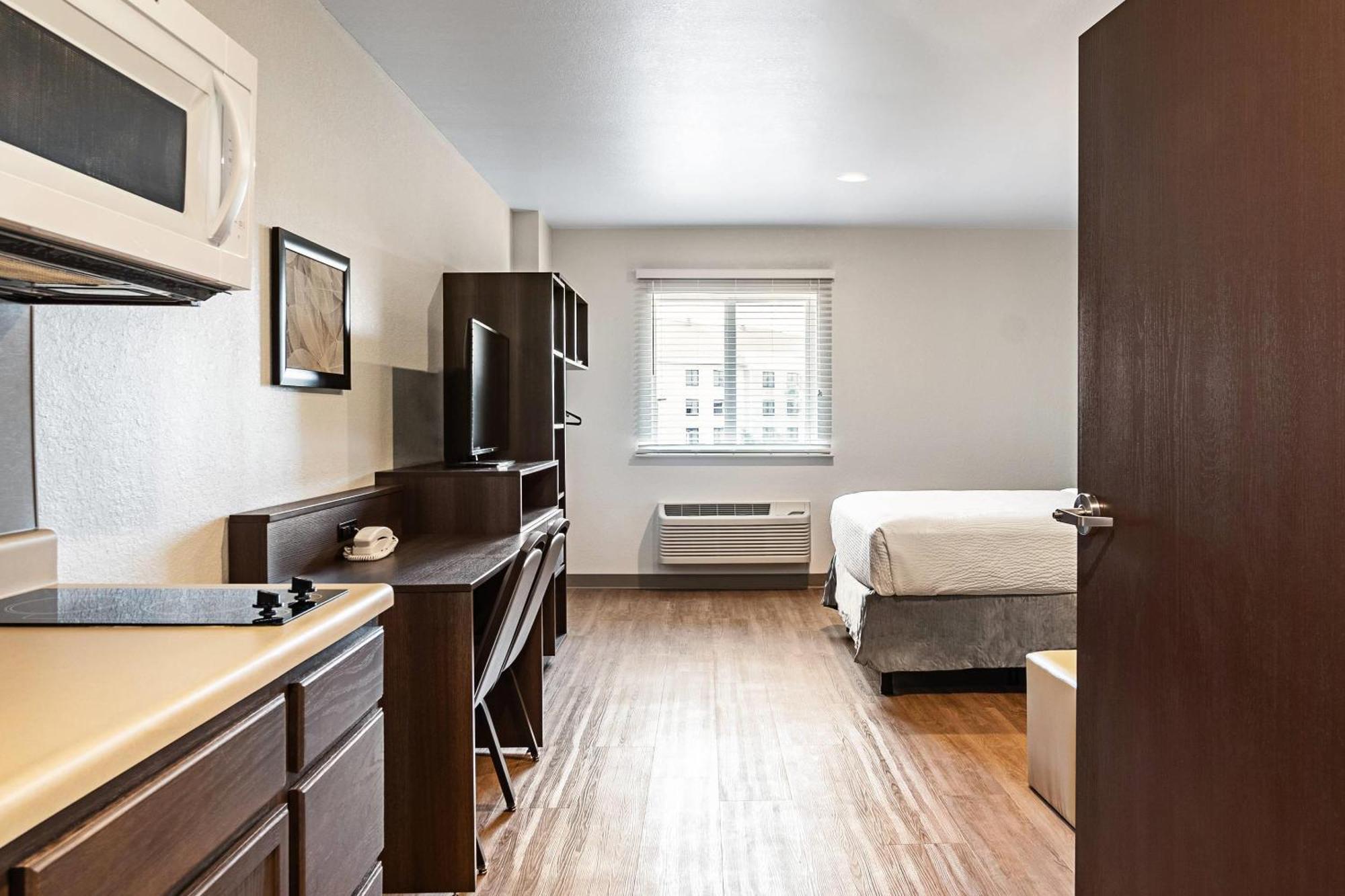 Woodspring Suites Naples Golden Gate Exterior photo