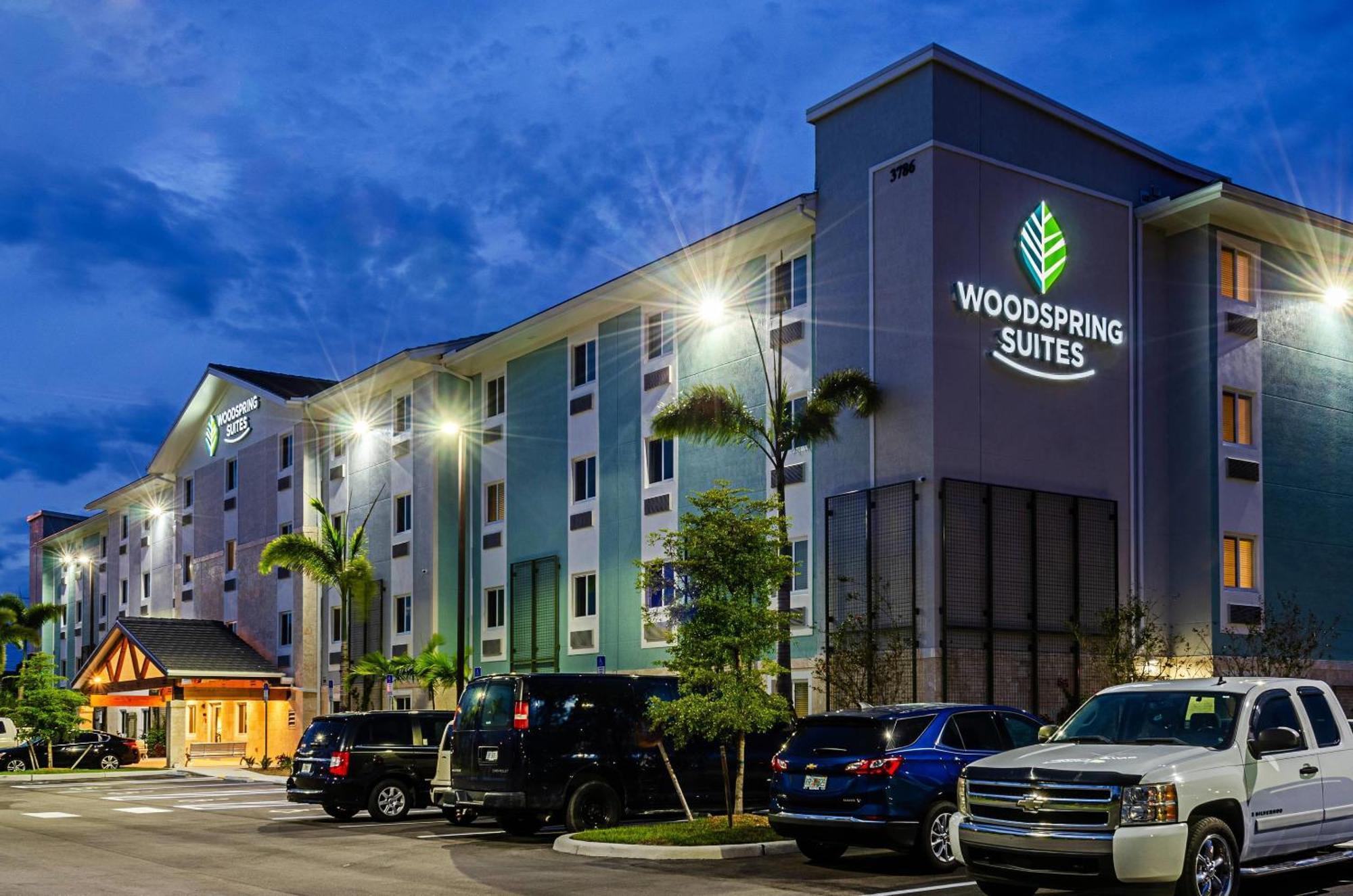 Woodspring Suites Naples Golden Gate Exterior photo