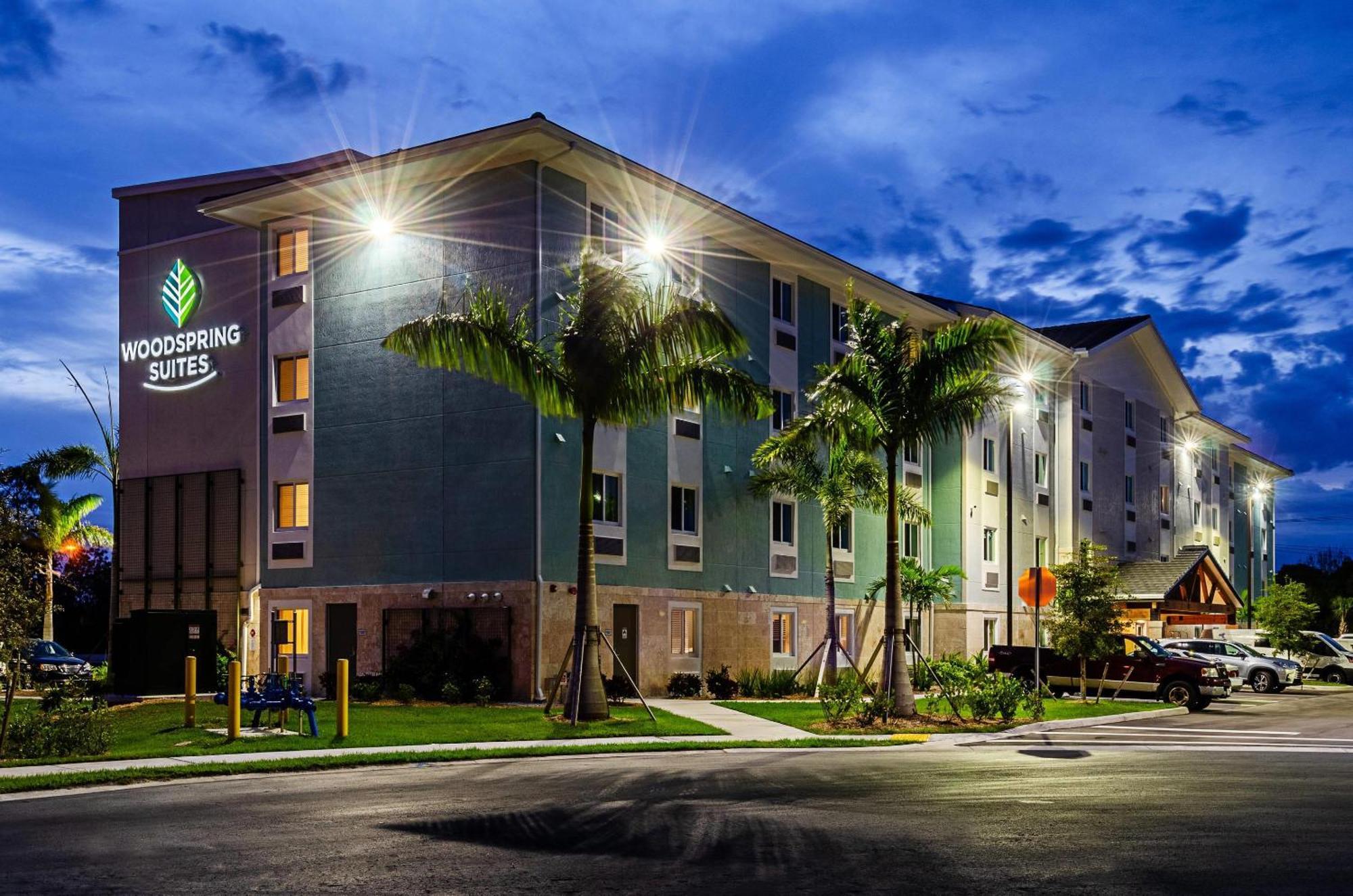 Woodspring Suites Naples Golden Gate Exterior photo