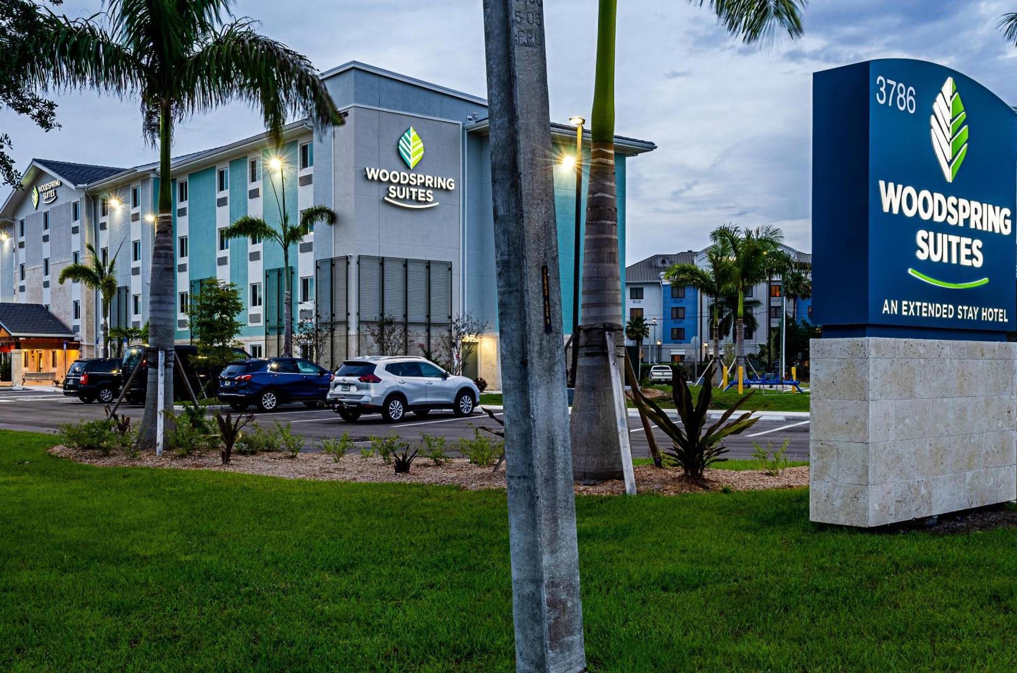 Woodspring Suites Naples Golden Gate Exterior photo