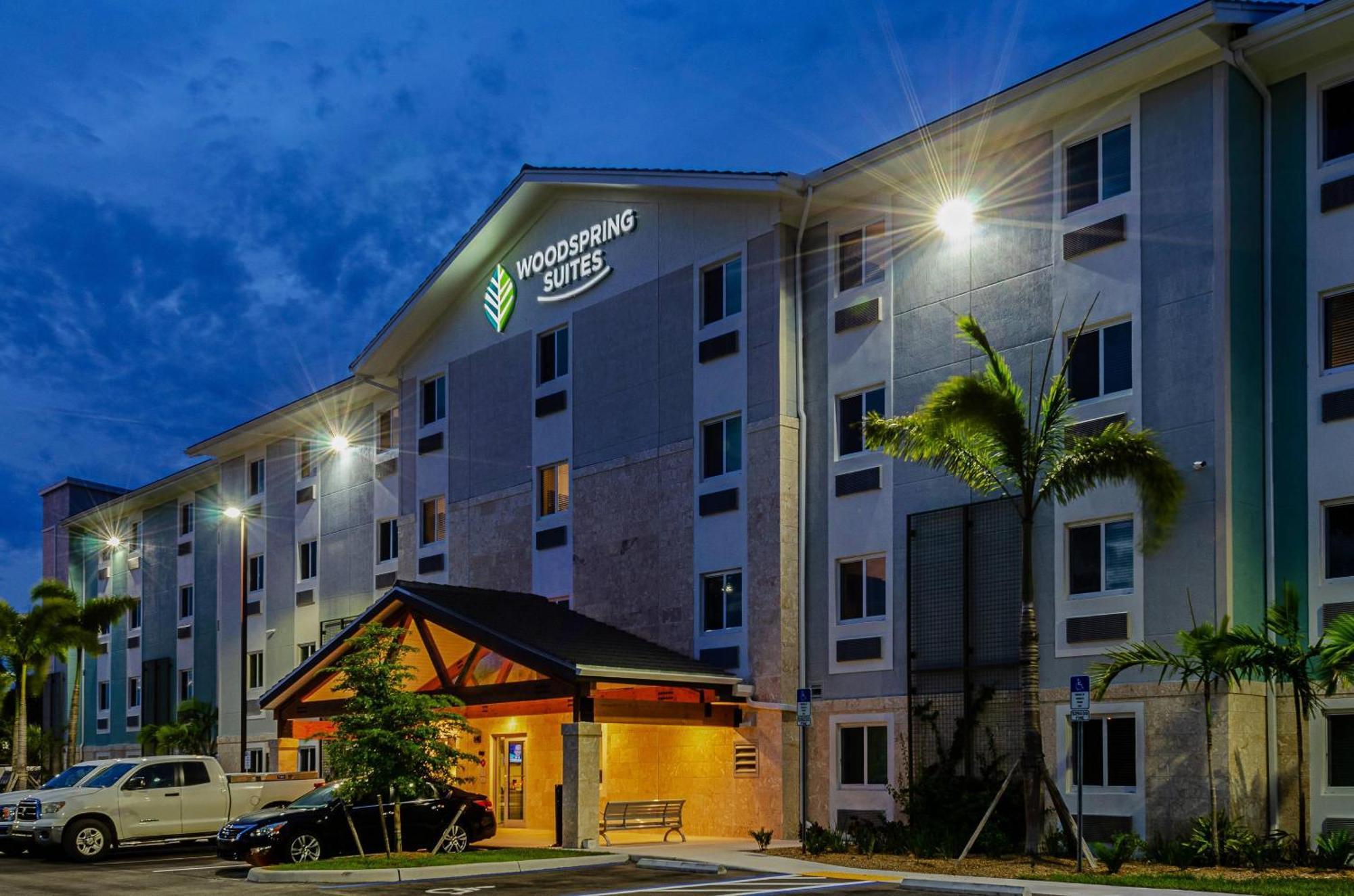 Woodspring Suites Naples Golden Gate Exterior photo