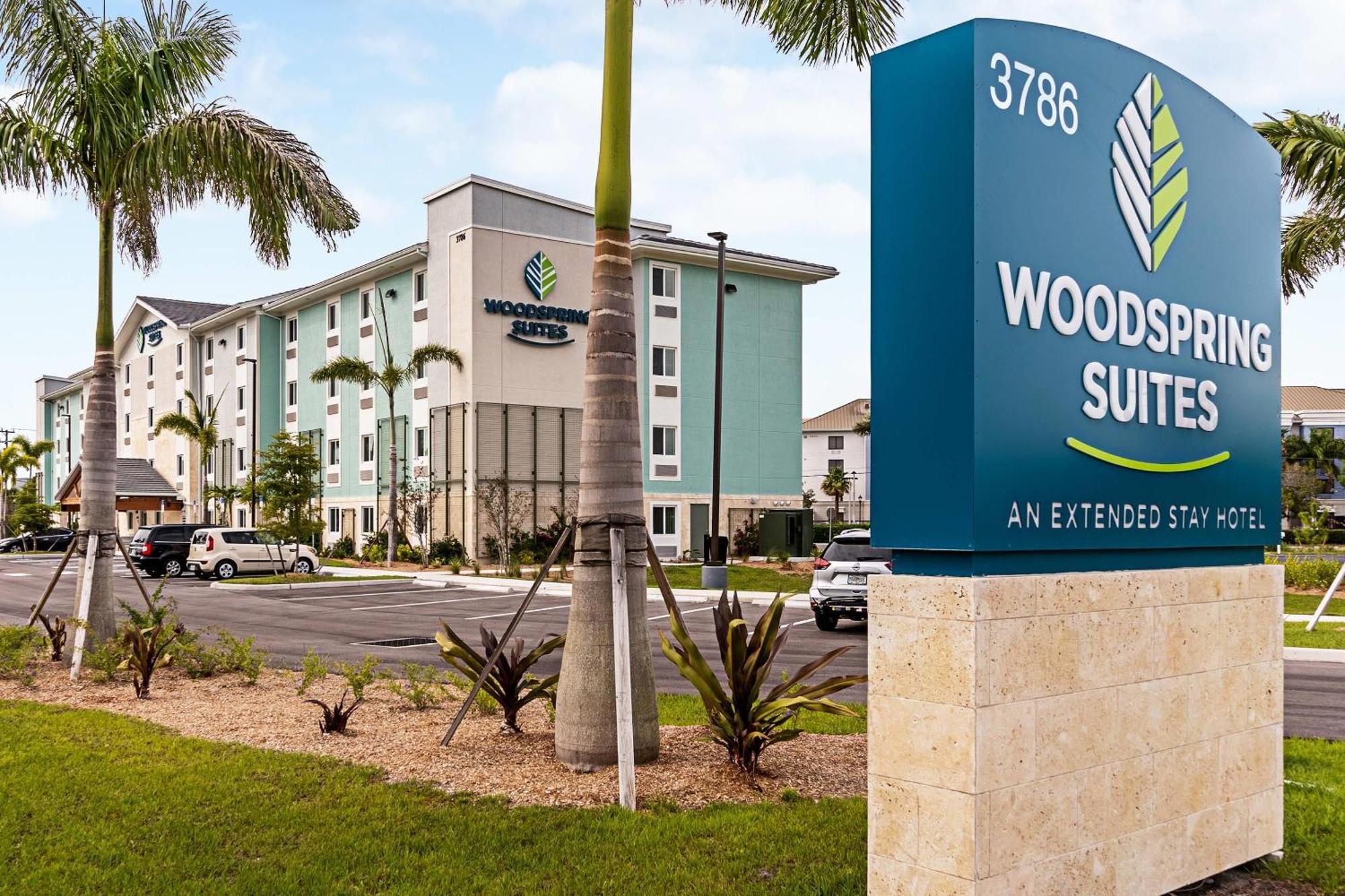 Woodspring Suites Naples Golden Gate Exterior photo